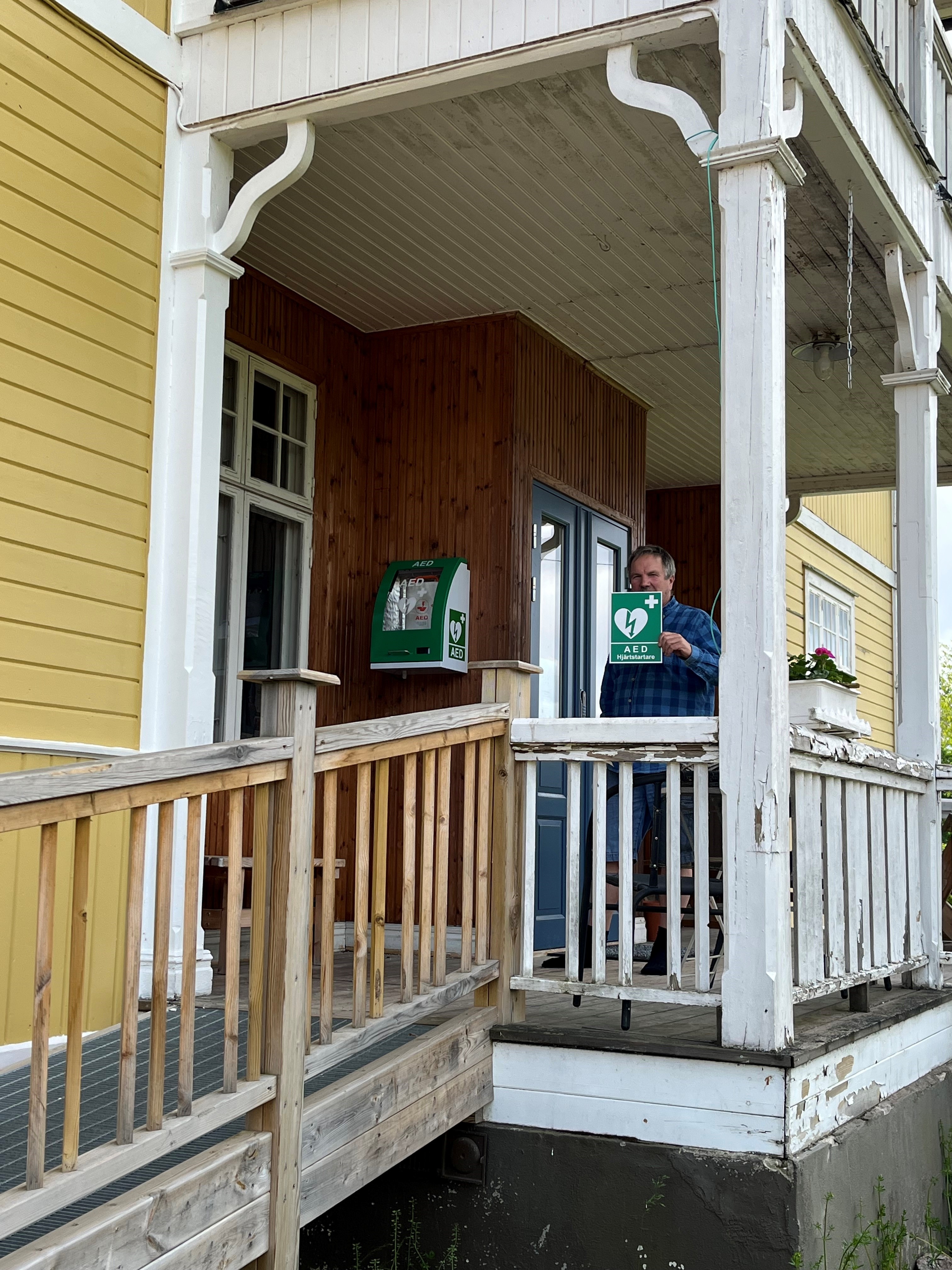 Man håller i hjärtstartare vid Sollerö hembygdsgård