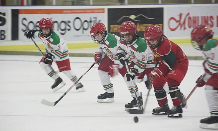 Ungdomar spelar ishockey i Mora IK.