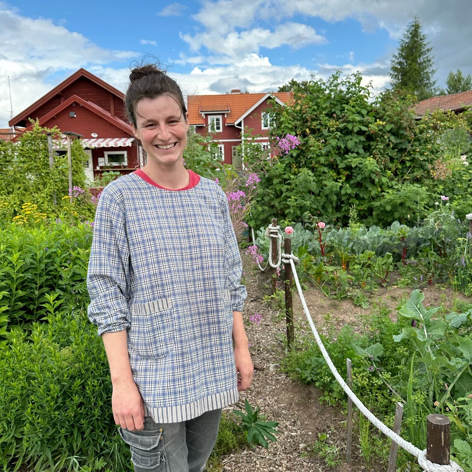 Nords Trädgård i Insjön, med restaurang, blommor, höns och gårdsbutik.