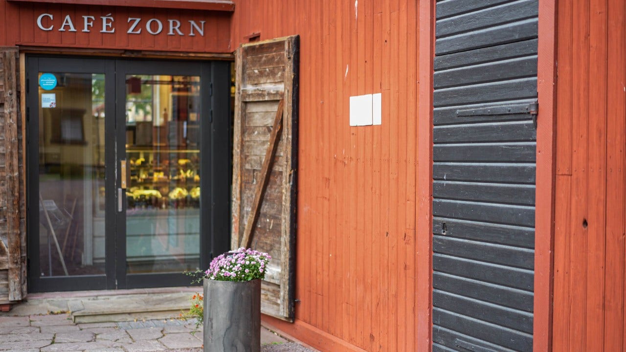Entrén till Café Zorn i Mora.