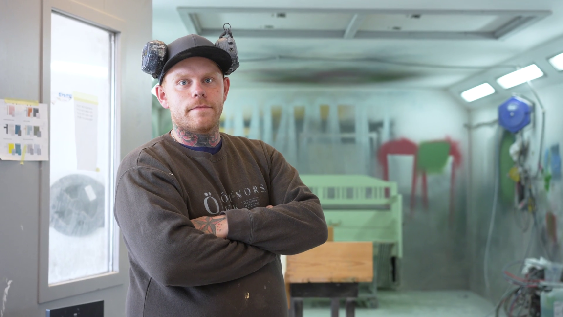 På besök hos Erik Eriksson på Mora Interiörlack i Mora.