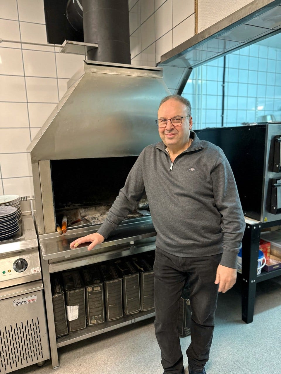 Besök hos Hossein Aliakbari på restaurangen Mix Grill i Leksand.