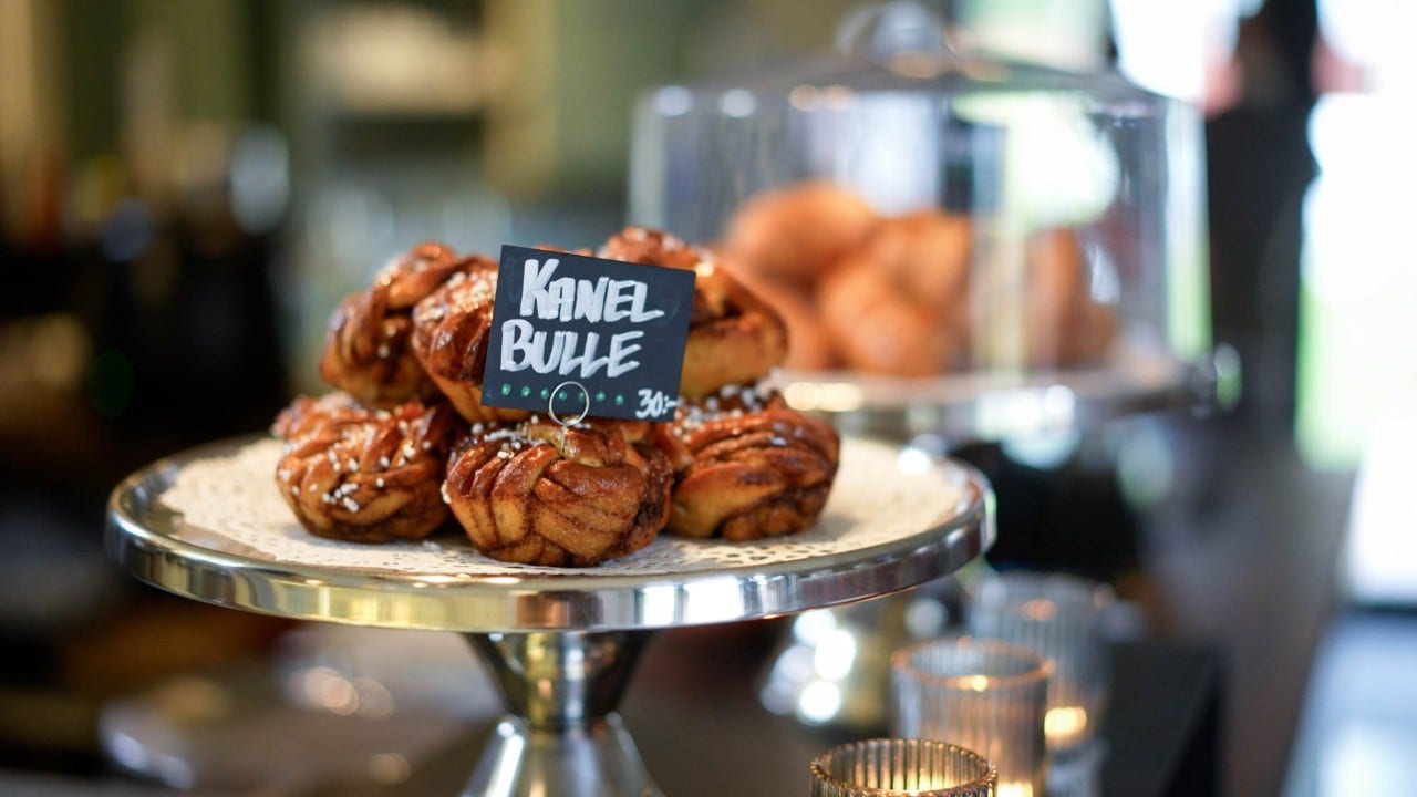 Kanelbullar upplagda på ett fat på disken på Café Zorn i Mora.