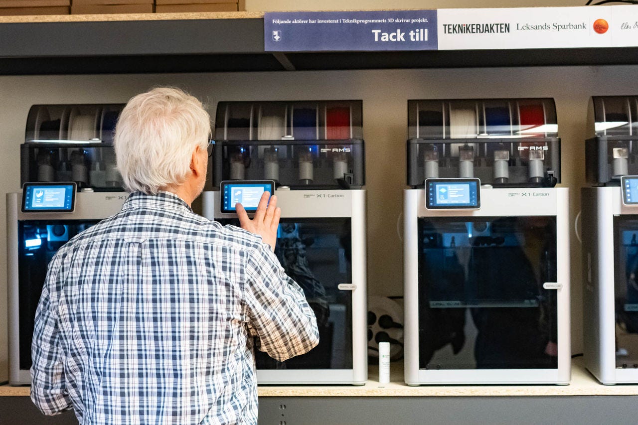 Glenn Sandahl, tekniklärare på Leksands Gymnasium, framför de nya 3D-skrivarna.