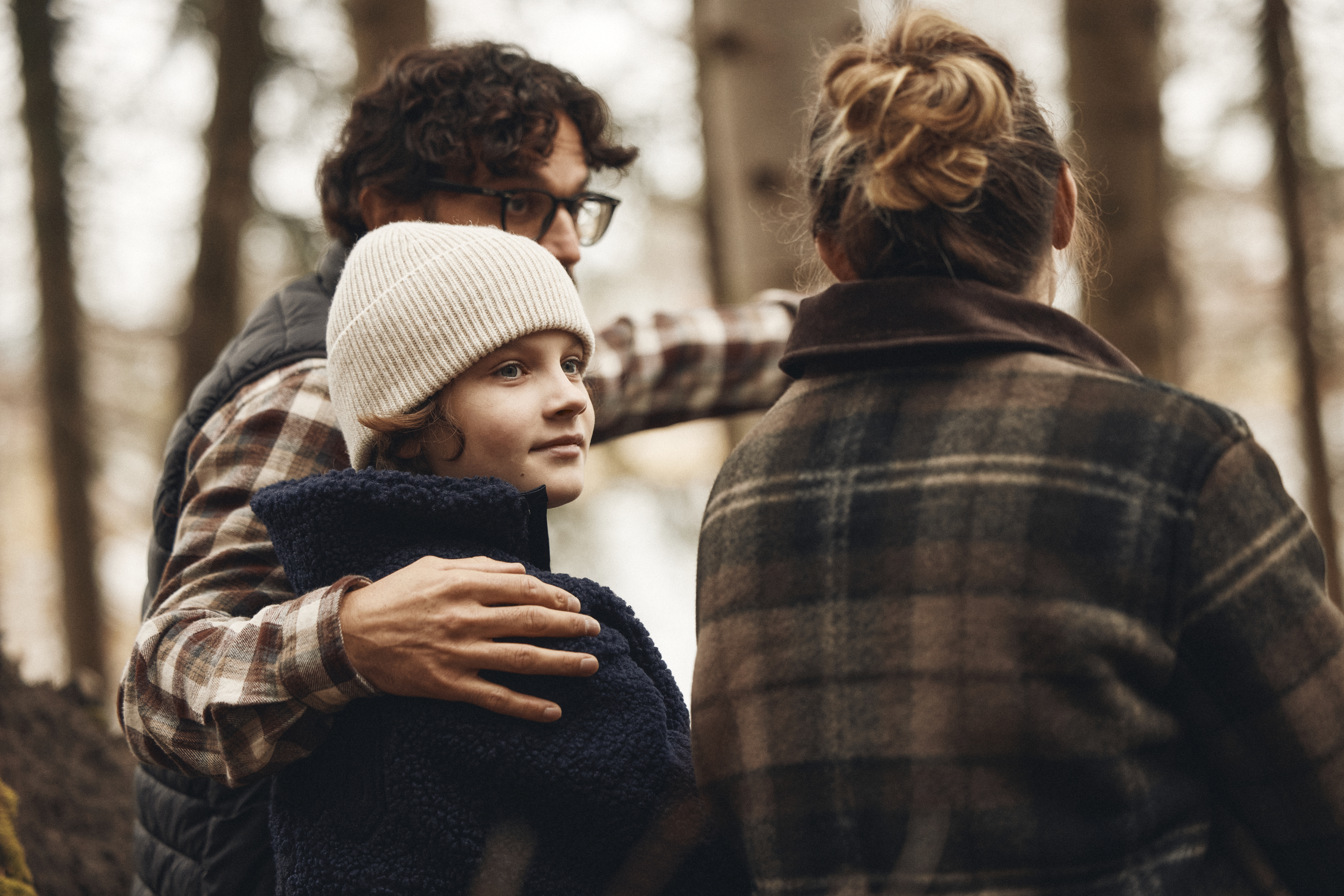 Pappa och son i skogen.