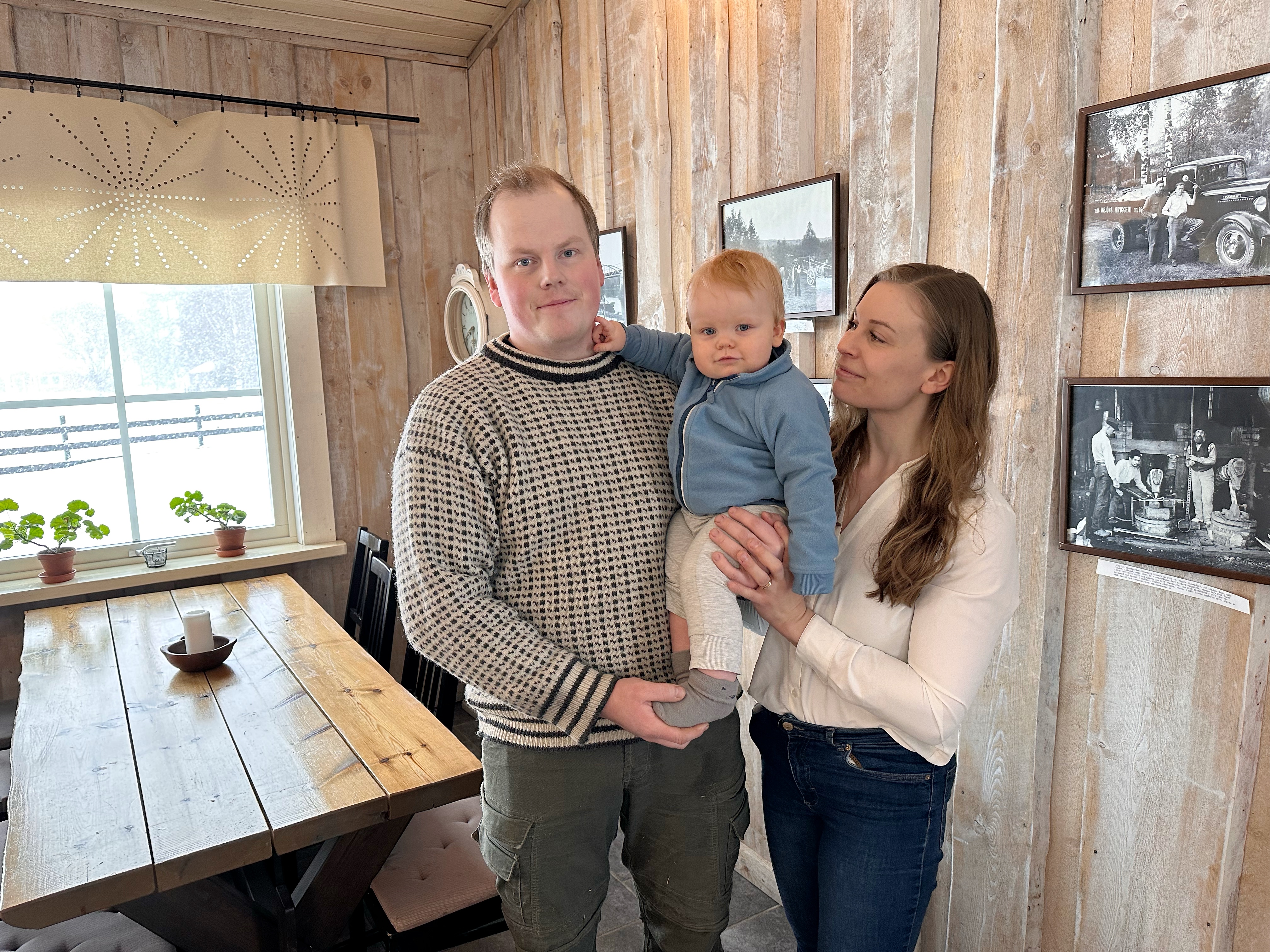 Viktor och Linnéa Värnheld, tillsammans med son och hund, på Rältagården i Leksand.