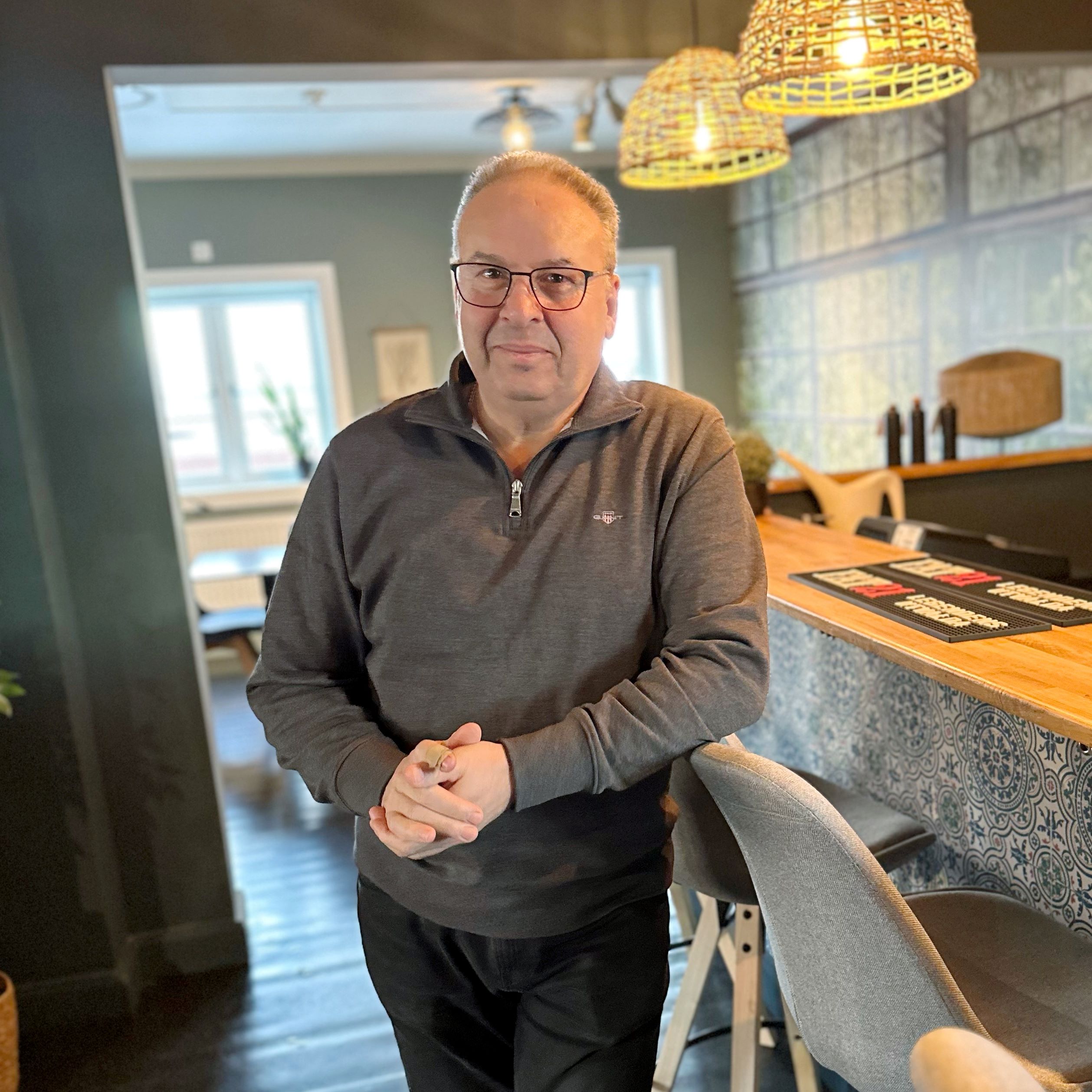 Besök hos Hossein Aliakbari på restaurangen Mix Grill i Leksand.