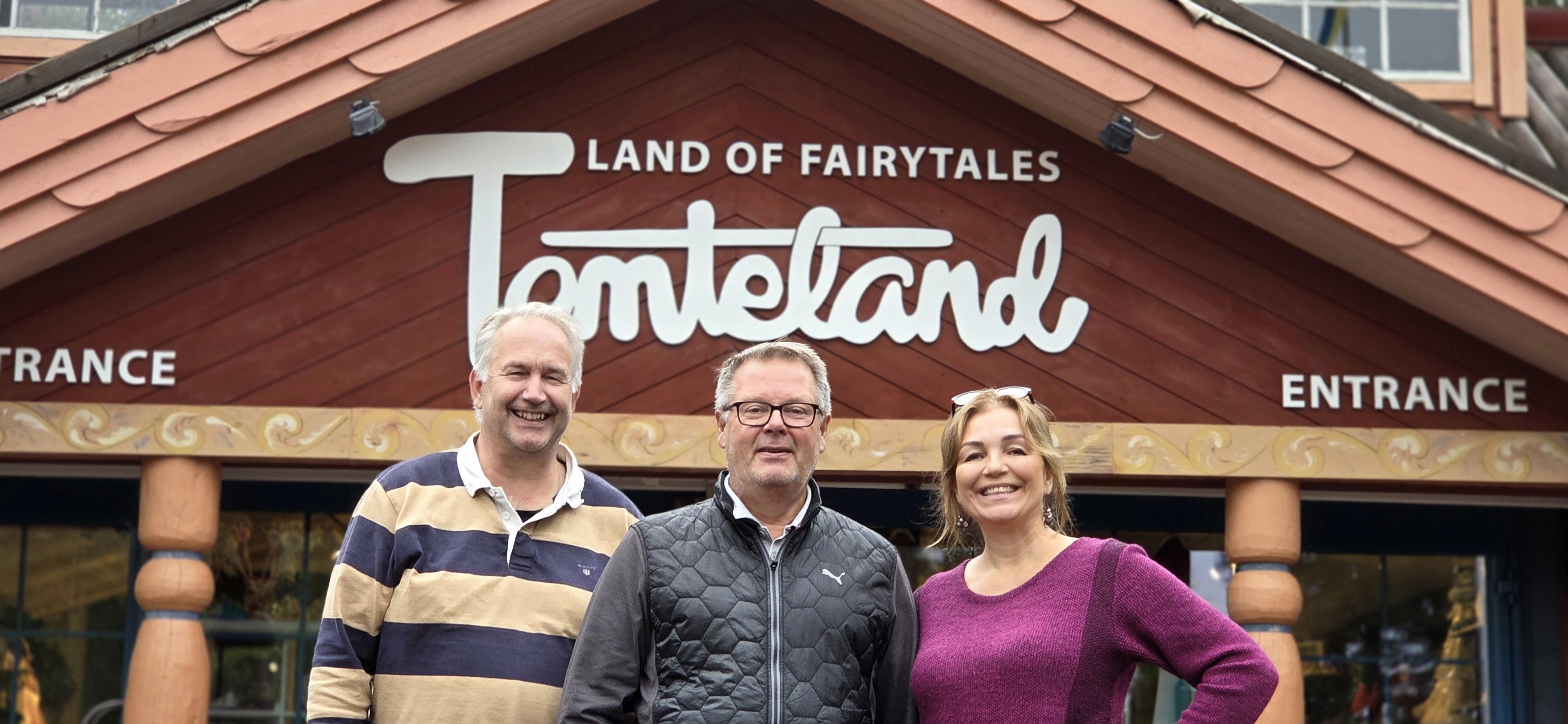 Tommy och Camilla Collet tillsammans med Mikael Ahlerup framför entrén till Sagolandet Tomteland.