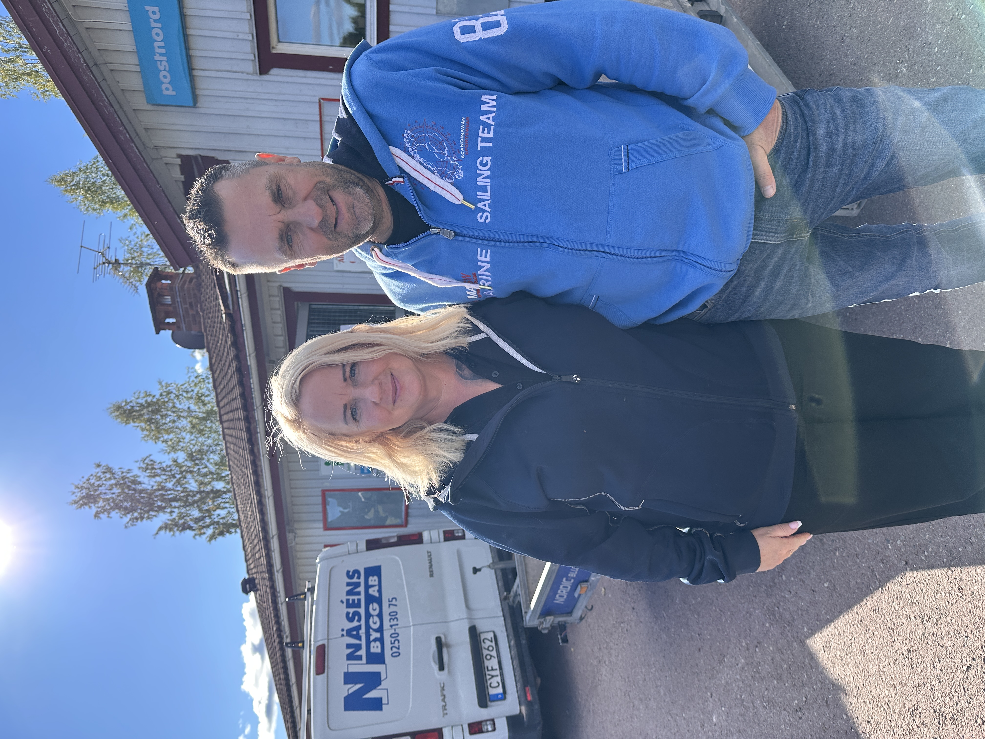 Katarina Lavin Bogg och Mikael Bogg framför Våmhus Matbod.