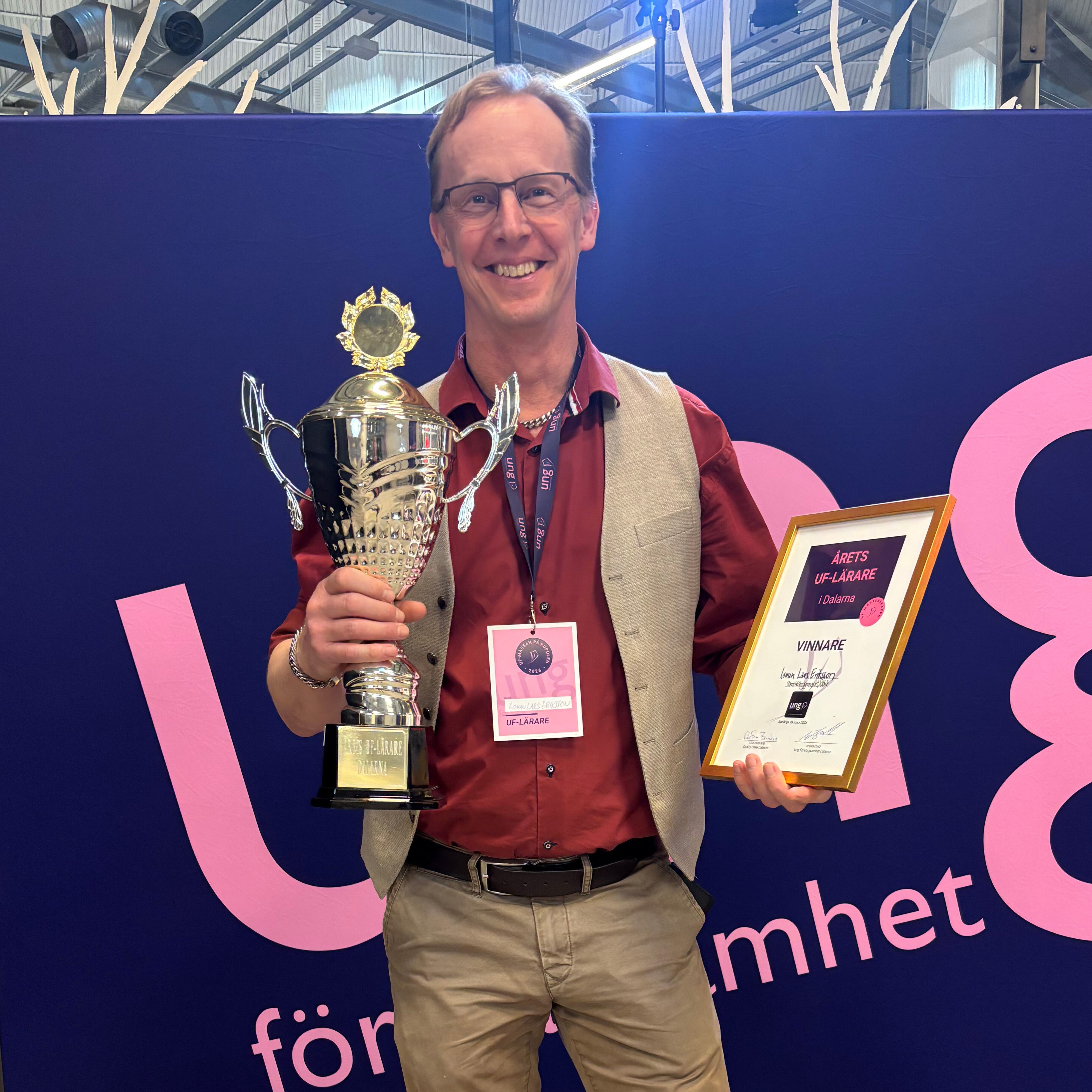 Årets UF-lärare Loman Lars Eriksson med pokal och diplom.