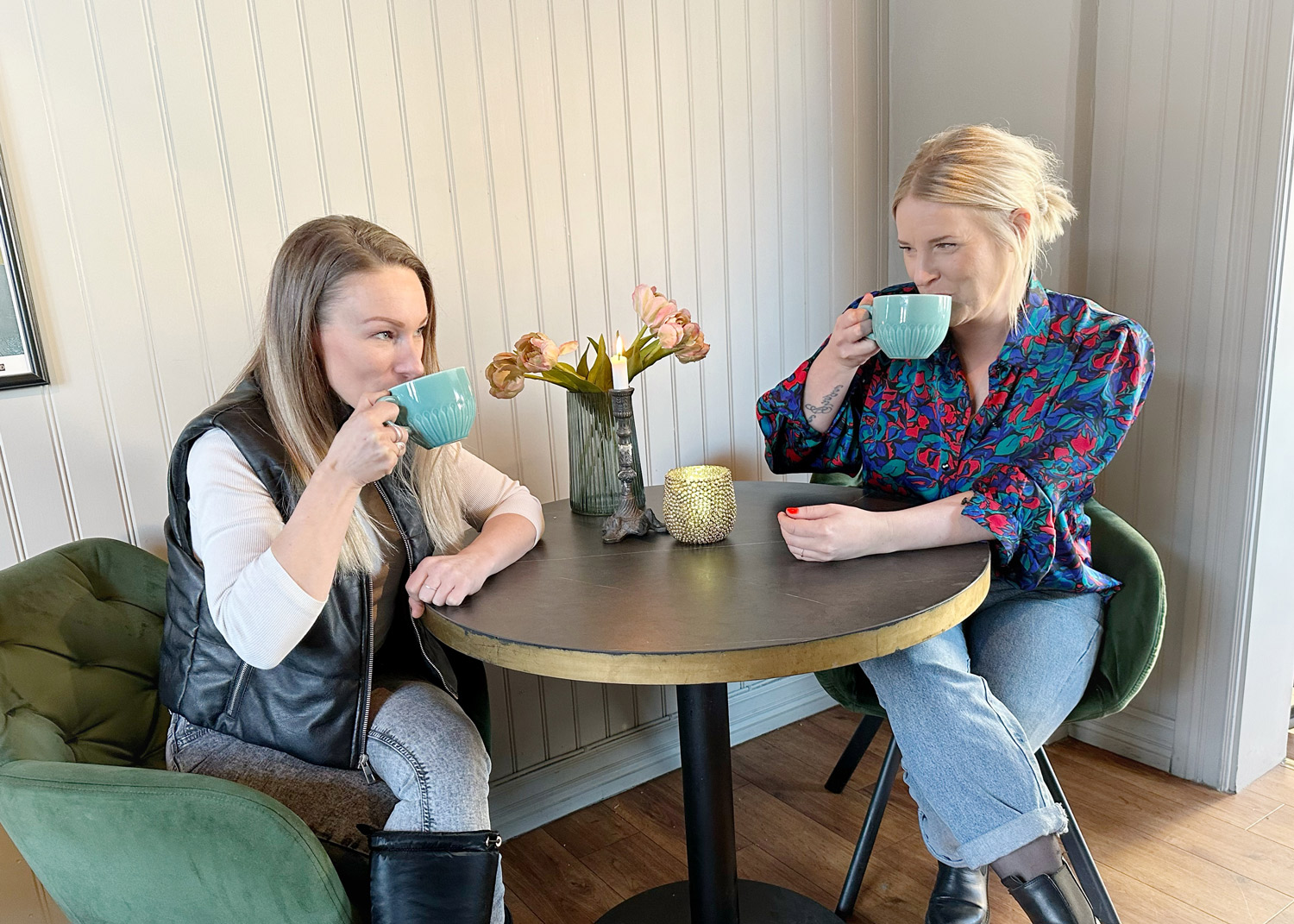 Malin Bladh och Camilla Roos, som driver Viik Gruppen, sitter på café i Leksand och dricker kaffe.