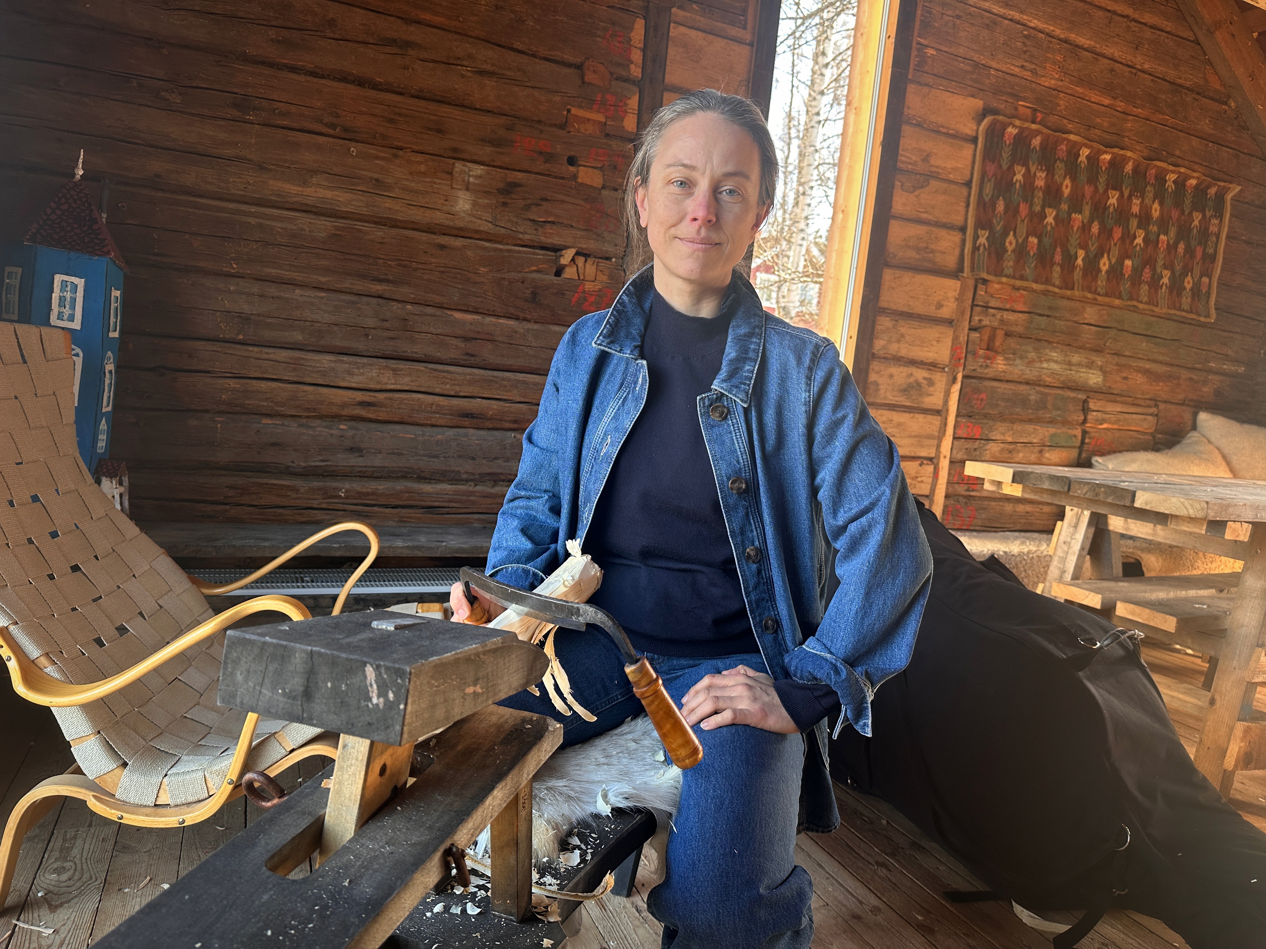 Pernilla Wåhlin Norén täljer i sin ateljé.