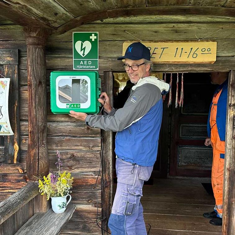 Håkan Grudd, ordförande i Sollerö Hembygdsförening, med värmeskåpet till den nya hjärtstartaren.