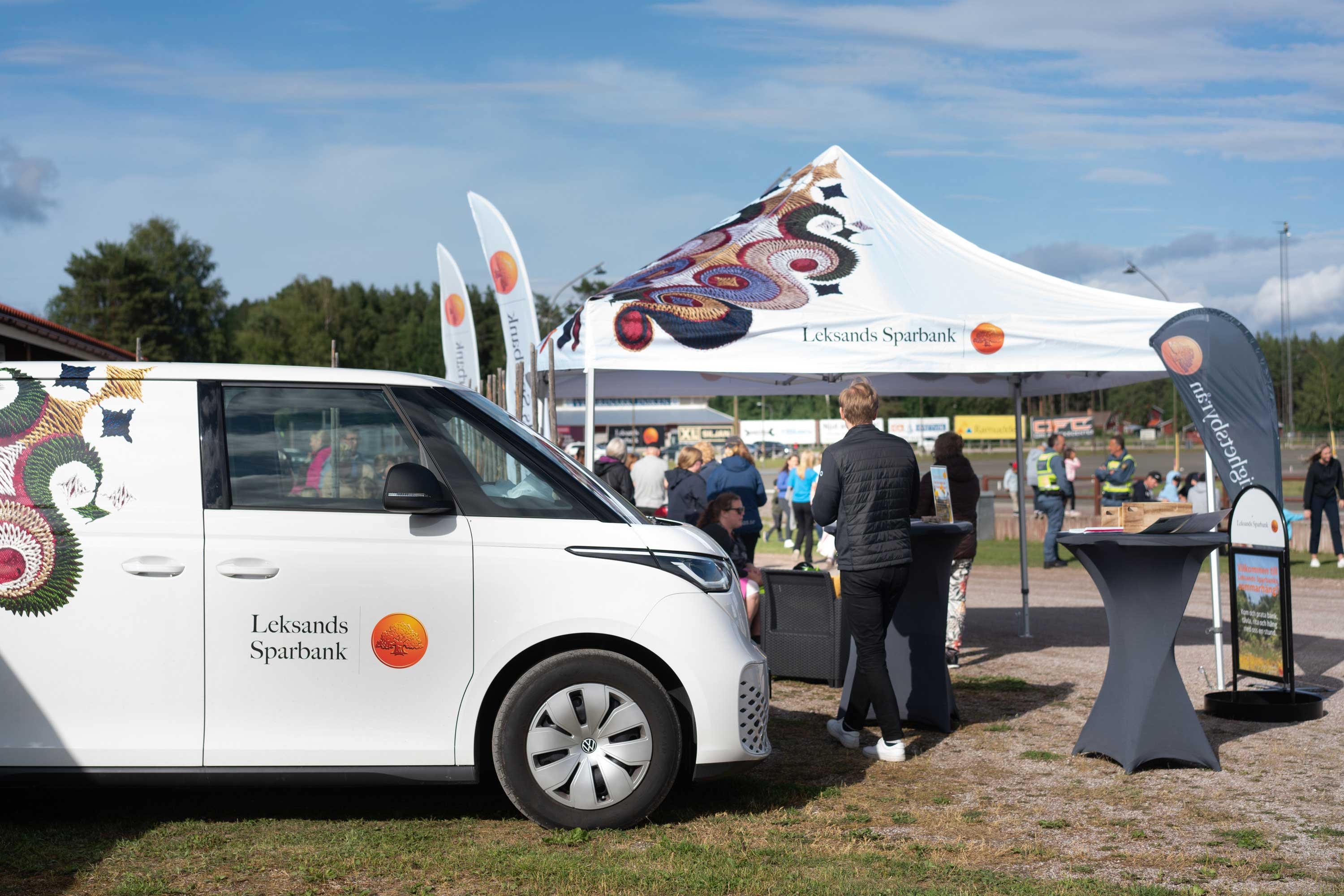 Leksands Sparbanks Sparbanksbuss uppställd vid evenemang.