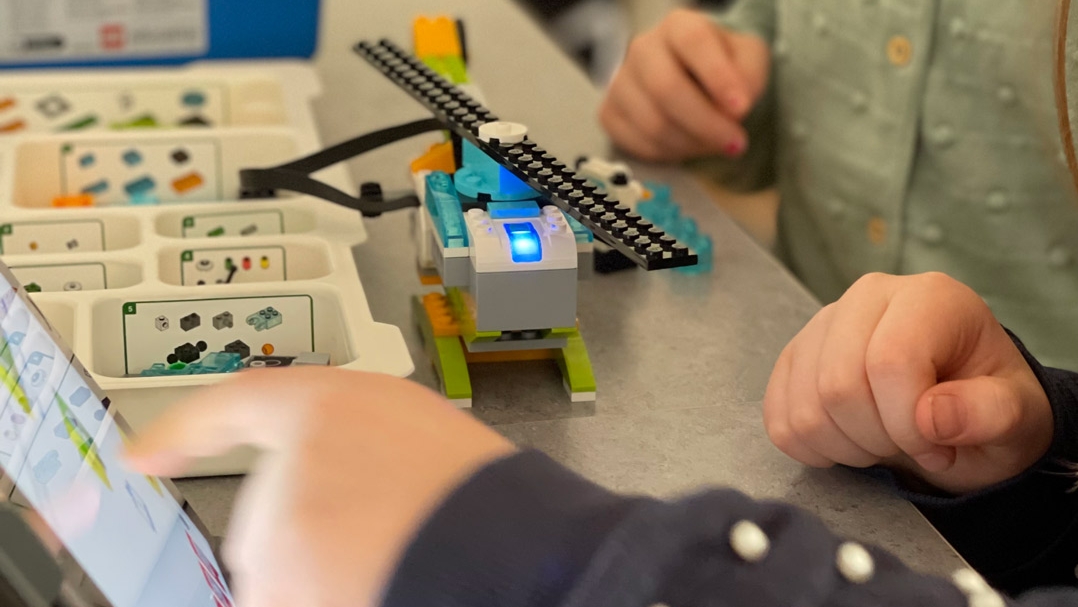 Elever bygger och programmerar ett vindkraftverk med hjälp av LEGO WeDo 2.0.