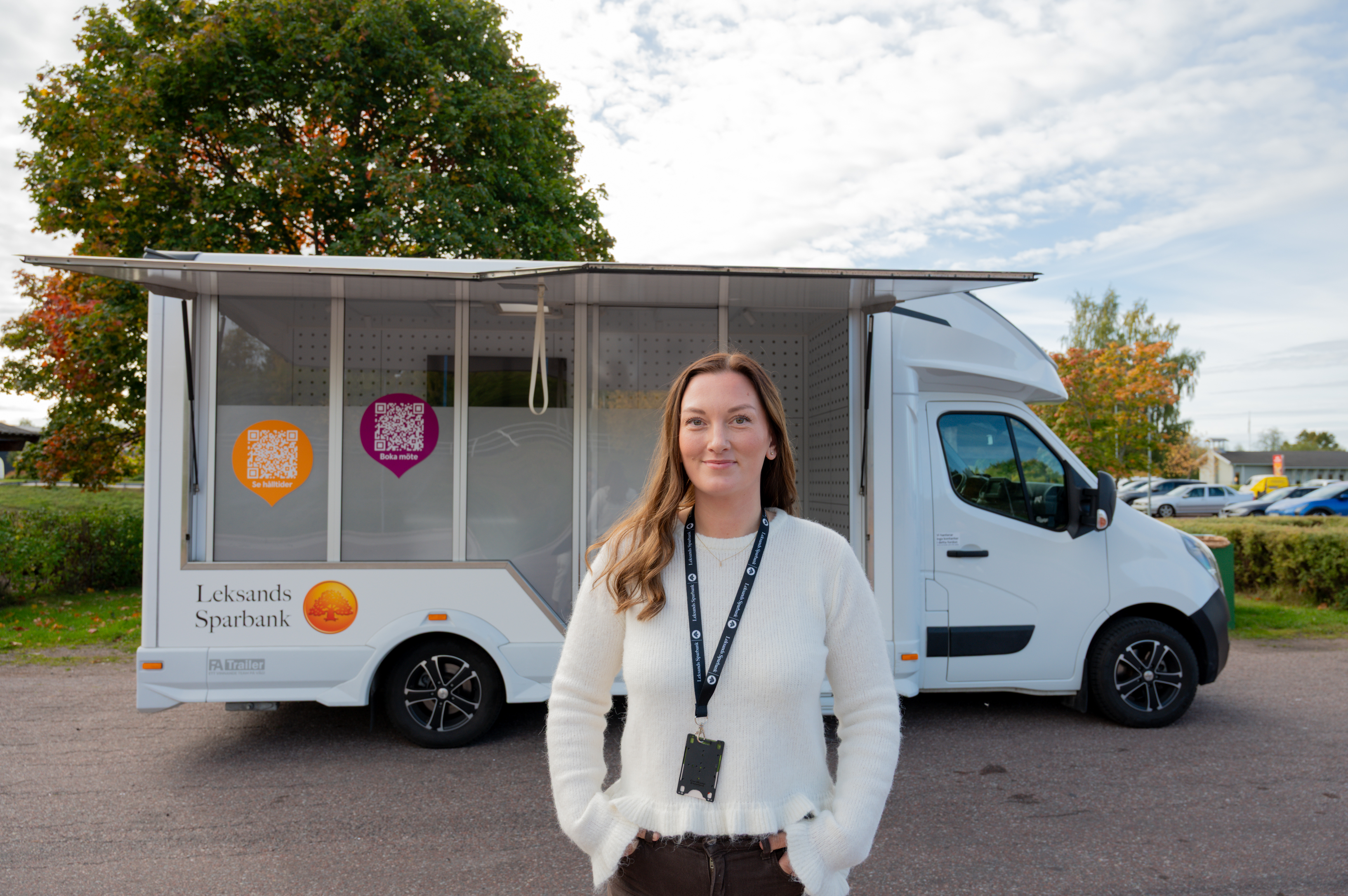 Emma at Leksands Sparbank in front of the mobile bank office