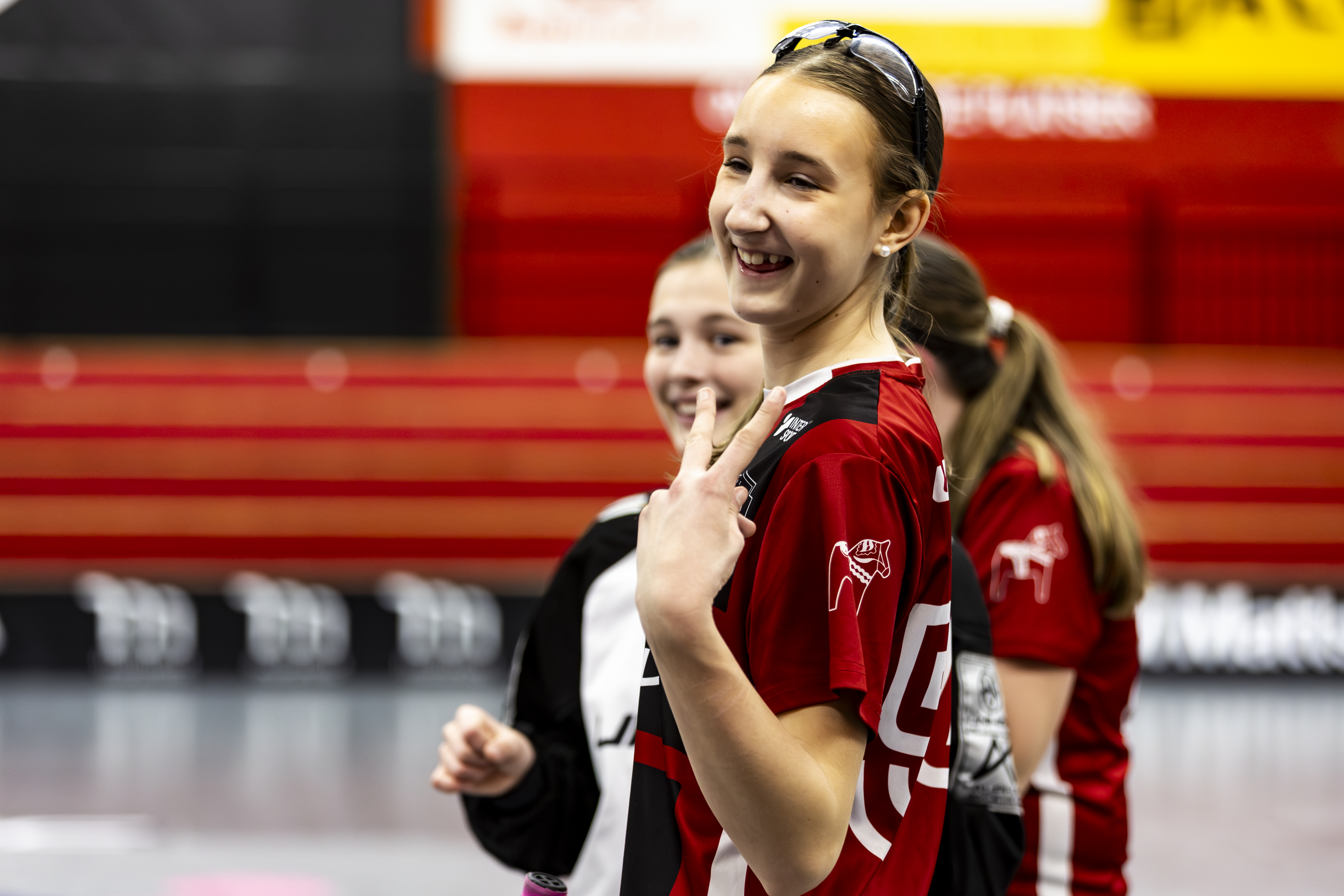 Unga innebandyspelare i KAIS Mora IF spelar innebandy. 