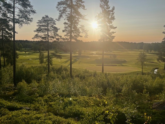 Golfbana i motljus