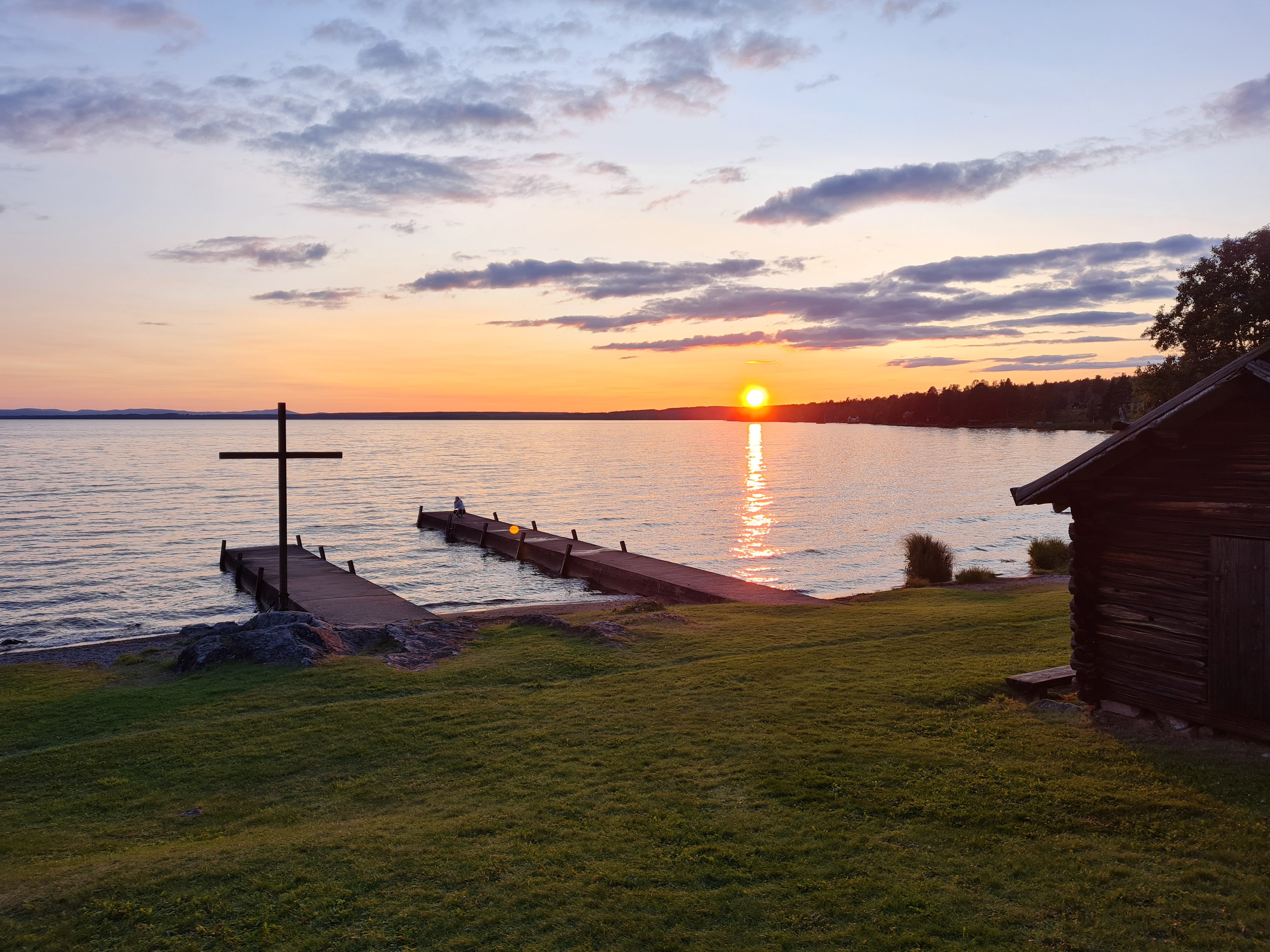 Kors vid Siljan i solnedgång