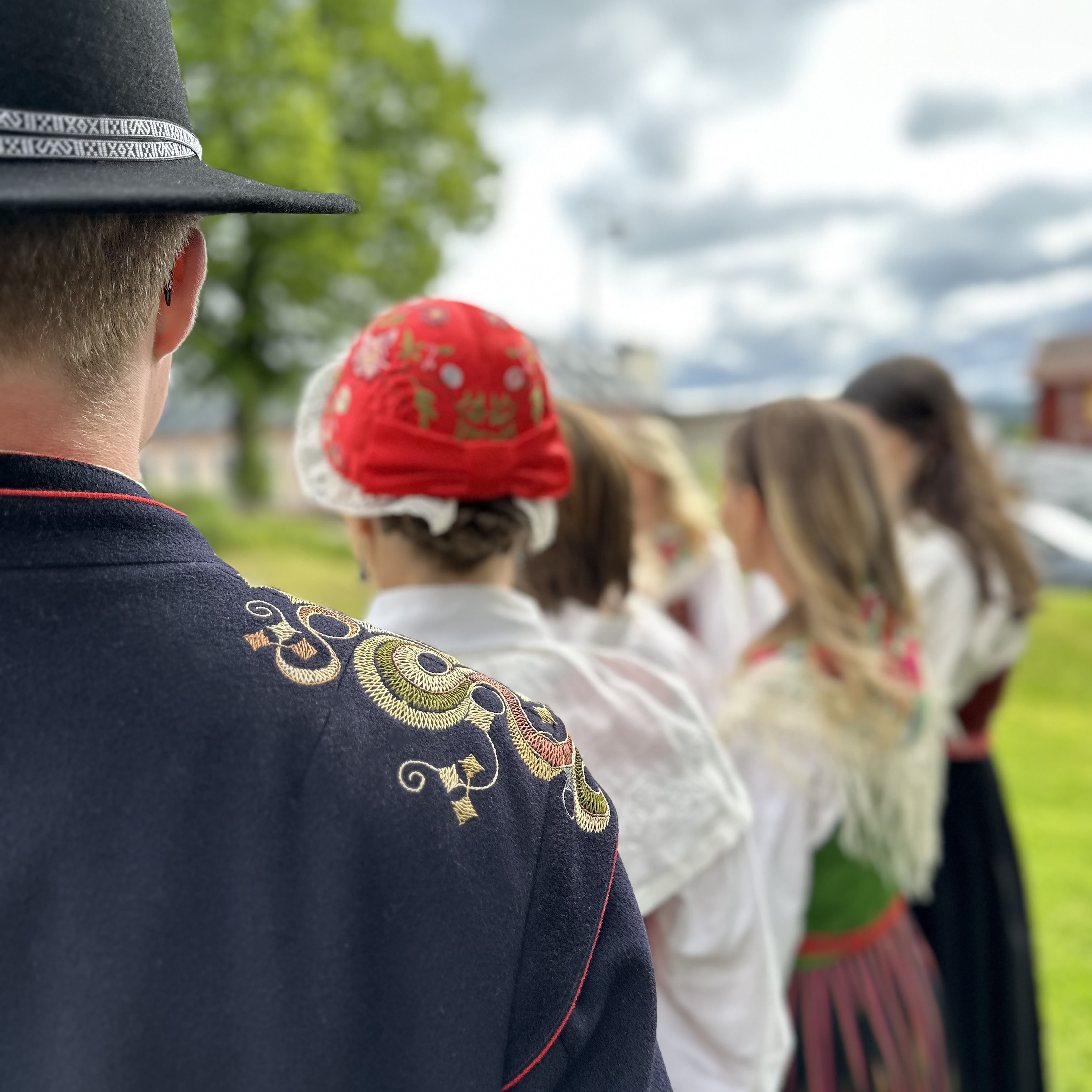 Midsommarfirande i Leksand med människor i folkdräkt.