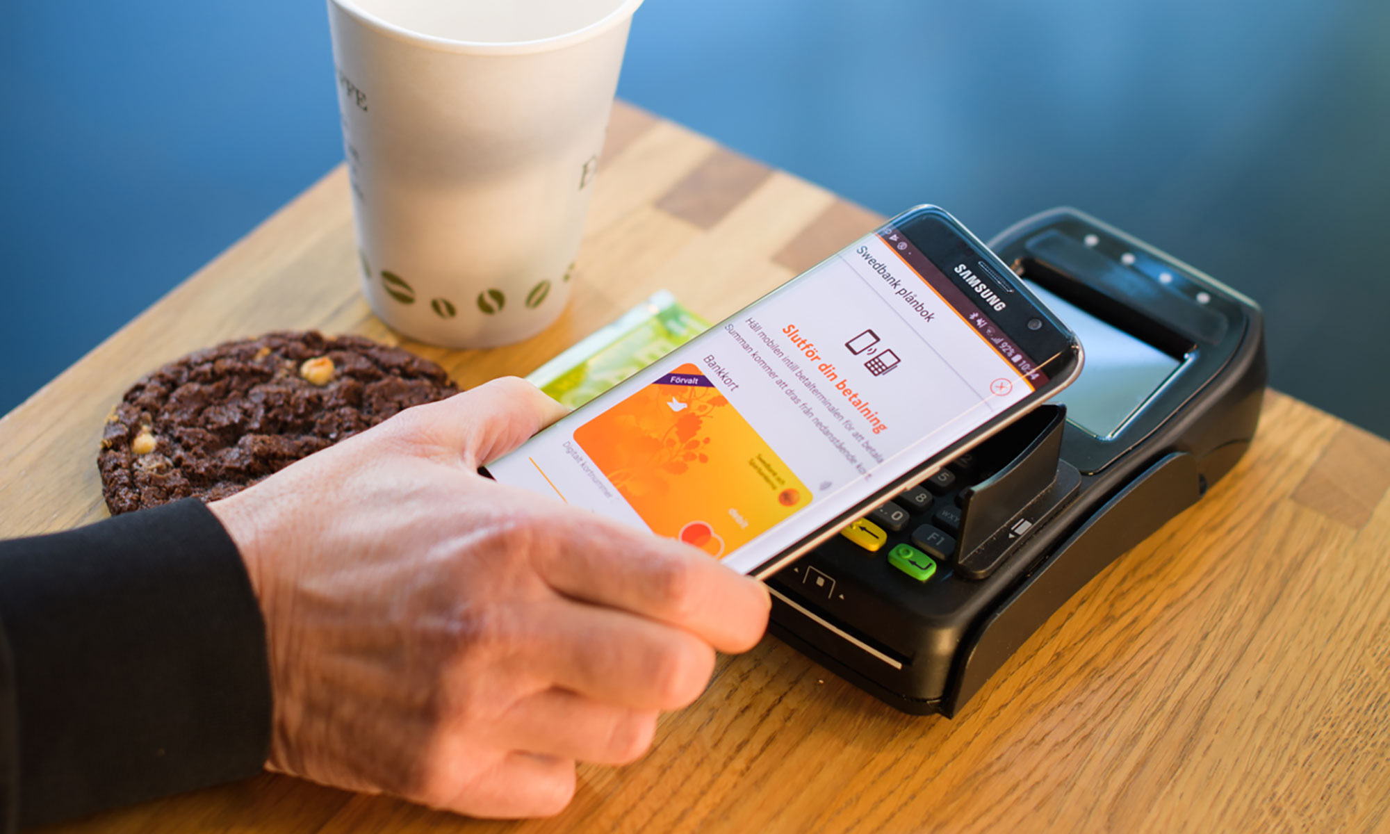 Betalar en fika med Swedbank plånbok